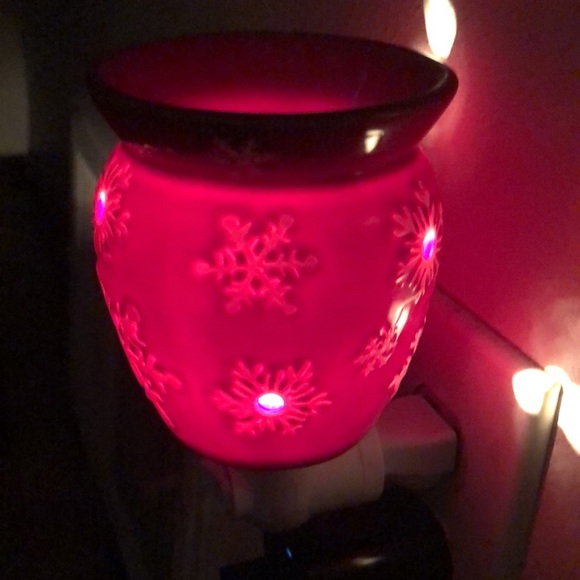 SNOWFLAKE RED by Scentsy Plug - In Warmer Retired pre-owned in Box - Picture 2 of 10